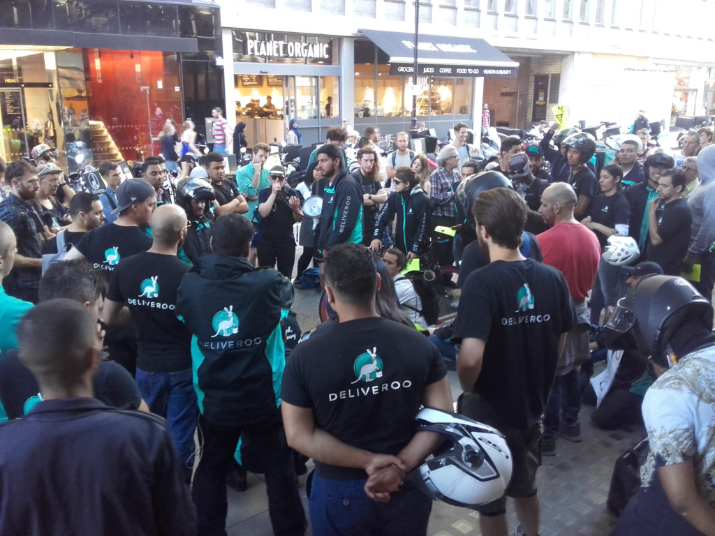 Protest doručovateľov firmy Deliveroo v centre Londýna, 12. augusta 2016