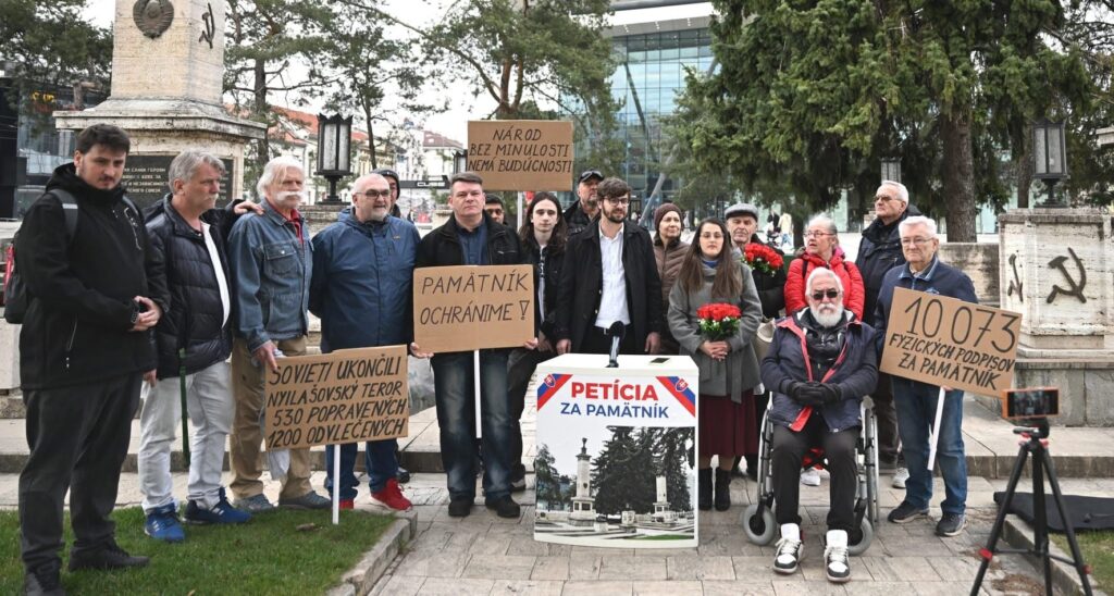Košickí petičiari na tlačovej konferencii ku schváleniu zákona o silnejšej trestnoprávnej ochrane pamätníkov
