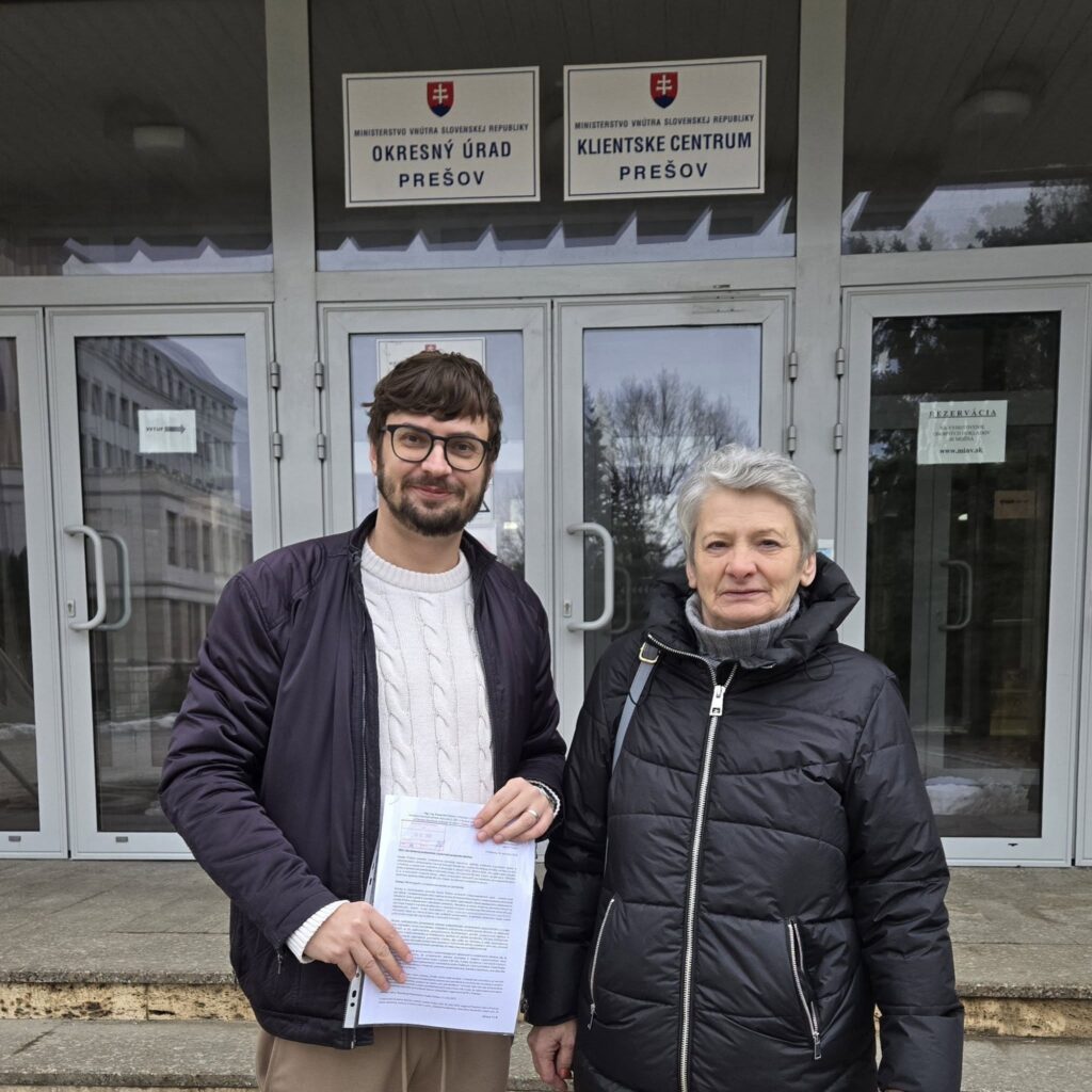 Alexander Riabov a Daniela Šipošová po podaní oznámenia o podozrení zo spáchania správneho deliktu